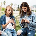 teens on cellphones