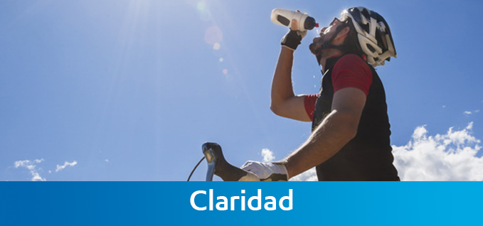 Rótulo de claridad: ciclista bebiendo de una botella de agua